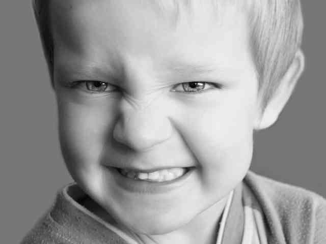 Nen cruixint les dents