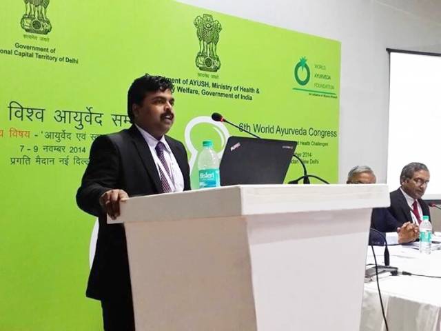 El Dr. Vijay Carolin al Congrés de Medicina Ayurveda de l’Índia