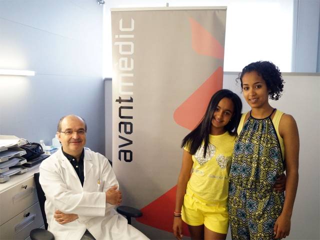 Dos niñas saharauis con el Dr. Xavier Galindo de nuestro centro mèdico