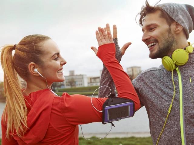 Pareja feliz haciendo deporte