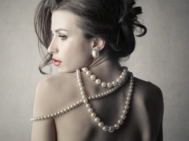 Mujer con collar de perlas