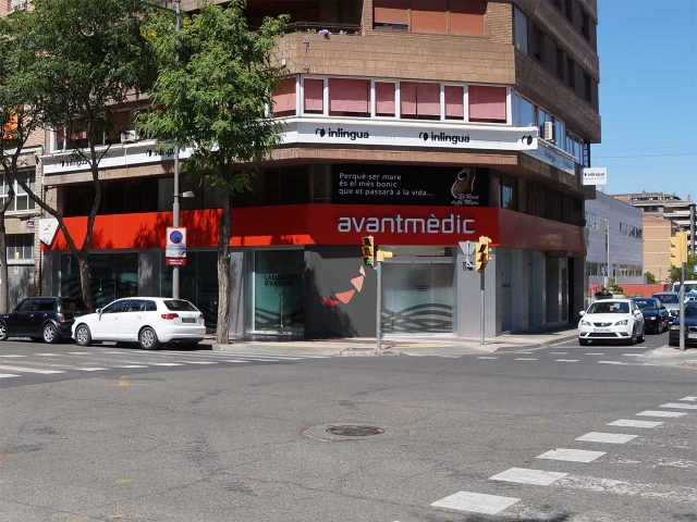 Fachada nuevas instalaciones Avantmèdic en Rovira Roure con el Racó de la Mare