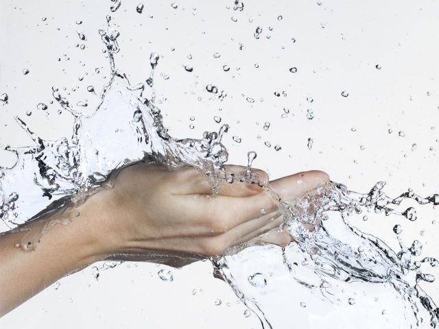 Manos con agua