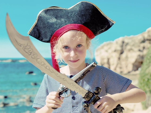 Niño en la playa vestido de pirata