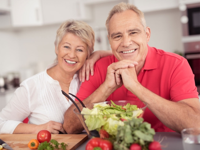 Pareja senior en la mesa