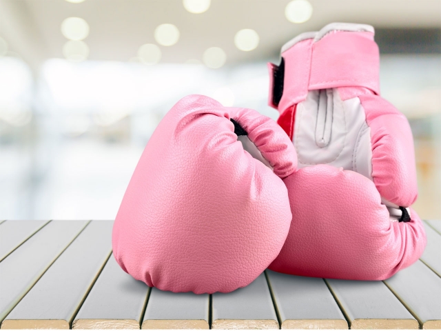 Guantes de boxeo de color rosa
