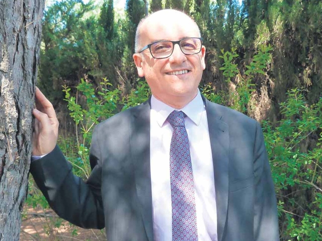 El doctor Luis Marqués, fotografiado en el exterior de los estudios de El Punt Avui Televisió