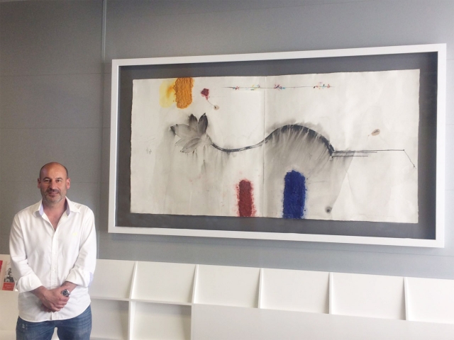 L'artista lleidatà, Joanpere Massana, al costat de l'obra 'Rosa rosae rosa' ubicada al vestíbul d'Avantmèdic