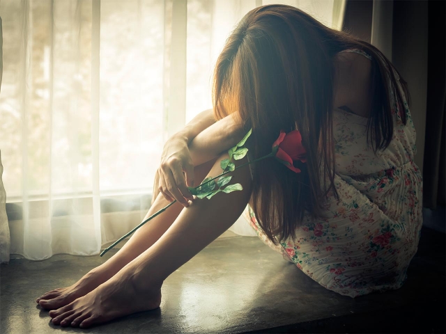 Chica triste con miedo a los cambios