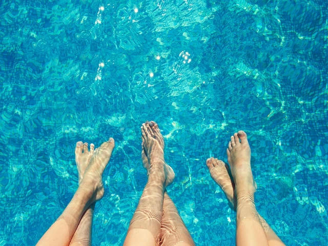 Cuidado de los pies en la piscina